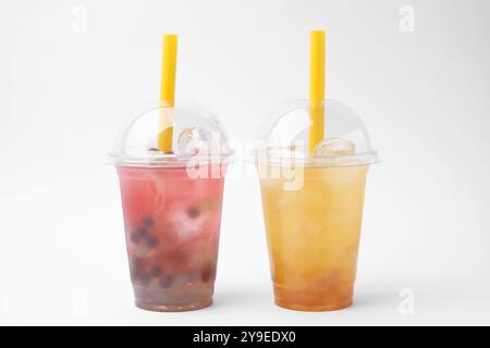 Leckerer Bubble Tee in Plastikbechern auf weißem Hintergrund Stockfoto