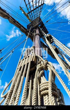 Hauptmast des Segelschiffes El Galeón Andalucía aus dem 16. 17. Jahrhundert, das in den St. Katharine Docks in London, England liegt Stockfoto