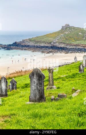 Grabsteine auf dem Barnoon Cemetery mit Blick auf Porthmeor Beach, St Ives, Cornwall, England Stockfoto