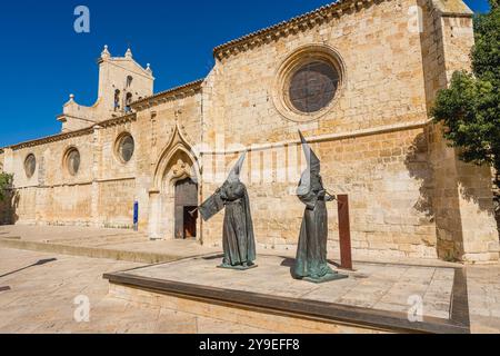 Palencia, Spanien. August 2024. Blick auf die katholische Kirche und das Kloster San Pablo, ein gotisches Gebäude, das im 16. Jahrhundert gegründet wurde Stockfoto