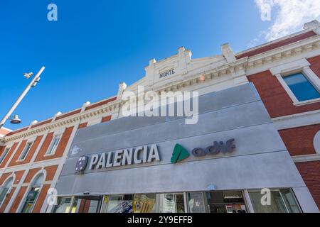 Palencia, Spanien. August 2024. Außenansicht des Bahnhofs Palencia Stockfoto