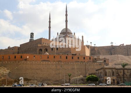 Kairo. Oktober 2024. Dieses Foto vom 10. Oktober 2024 zeigt einen Blick auf die Zitadelle von Saladin im historischen Kairo, Ägypten. Das historische Kairo wurde im 10. Jahrhundert gegründet und ist eine der ältesten islamischen Städte der Welt mit vielen berühmten Moscheen, alten Märkten und Straßen sowie Denkmälern. Sie wurde 1979 in die Liste des UNESCO-Weltkulturerbes aufgenommen und wurde zu einer berühmten Touristenattraktion. Quelle: Sui Xiankai/Xinhua/Alamy Live News Stockfoto