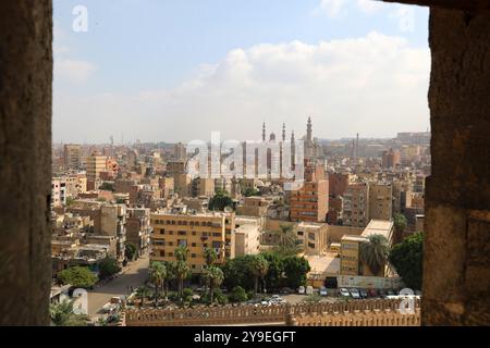 Kairo. Oktober 2024. Dieses Foto vom 10. Oktober 2024 zeigt einen Blick auf das historische Kairo in Ägypten. Das historische Kairo wurde im 10. Jahrhundert gegründet und ist eine der ältesten islamischen Städte der Welt mit vielen berühmten Moscheen, alten Märkten und Straßen sowie Denkmälern. Sie wurde 1979 in die Liste des UNESCO-Weltkulturerbes aufgenommen und wurde zu einer berühmten Touristenattraktion. Quelle: Sui Xiankai/Xinhua/Alamy Live News Stockfoto