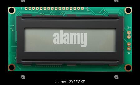 LCD-OLED-Bildschirmanzeige auf einer grünen elektronischen Leiterplatte aus den 80er Jahren. Es handelt sich um eine alte Technologie, die für digitale Uhren und Retro-menschliche Schnittstellen verwendet wird Stockfoto