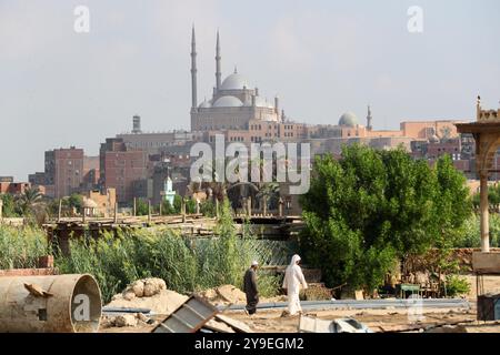 Kairo. Oktober 2024. Dieses Foto vom 10. Oktober 2024 zeigt einen Blick auf die Zitadelle von Saladin im historischen Kairo, Ägypten. Das historische Kairo wurde im 10. Jahrhundert gegründet und ist eine der ältesten islamischen Städte der Welt mit vielen berühmten Moscheen, alten Märkten und Straßen sowie Denkmälern. Sie wurde 1979 in die Liste des UNESCO-Weltkulturerbes aufgenommen und wurde zu einer berühmten Touristenattraktion. Quelle: Sui Xiankai/Xinhua/Alamy Live News Stockfoto