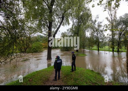 Mailand, Italien. Oktober 2024. IL Fiume Lambro esonda all'interno del Parco Lambro all'altezza di Via Feltre - Milano, Italia - Giovedì, 10 Ottobre 2024 (Foto Stefano Porta/LaPresse) der Fluss Lambro überfließt im Lambro Park in der Via Feltre - Mailand, Italien - Donnerstag, 10. Oktober 2024 (Foto Stefano Porta/LaPresse) Credit: LaPresse/Alamy Live News Stockfoto