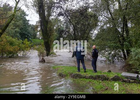 Mailand, Italien. Oktober 2024. IL Fiume Lambro esonda all'interno del Parco Lambro all'altezza di Via Feltre - Milano, Italia - Giovedì, 10 Ottobre 2024 (Foto Stefano Porta/LaPresse) der Fluss Lambro überfließt im Lambro Park in der Via Feltre - Mailand, Italien - Donnerstag, 10. Oktober 2024 (Foto Stefano Porta/LaPresse) Credit: LaPresse/Alamy Live News Stockfoto