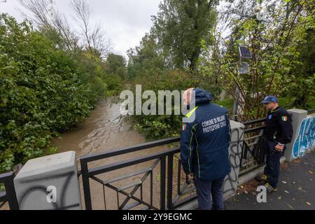 Mailand, Italien. Oktober 2024. IL Fiume Lambro esonda all'interno del Parco Lambro all'altezza di Via Feltre - Milano, Italia - Giovedì, 10 Ottobre 2024 (Foto Stefano Porta/LaPresse) der Fluss Lambro überfließt im Lambro Park in der Via Feltre - Mailand, Italien - Donnerstag, 10. Oktober 2024 (Foto Stefano Porta/LaPresse) Credit: LaPresse/Alamy Live News Stockfoto