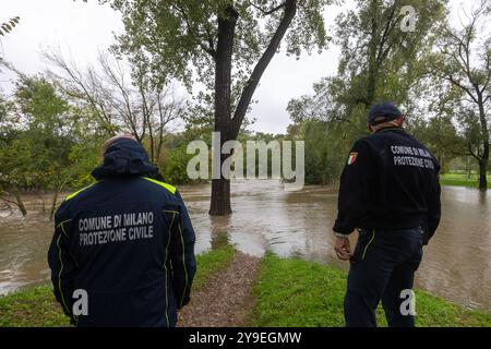 Mailand, Italien. Oktober 2024. IL Fiume Lambro esonda all'interno del Parco Lambro all'altezza di Via Feltre - Milano, Italia - Giovedì, 10 Ottobre 2024 (Foto Stefano Porta/LaPresse) der Fluss Lambro überfließt im Lambro Park in der Via Feltre - Mailand, Italien - Donnerstag, 10. Oktober 2024 (Foto Stefano Porta/LaPresse) Credit: LaPresse/Alamy Live News Stockfoto