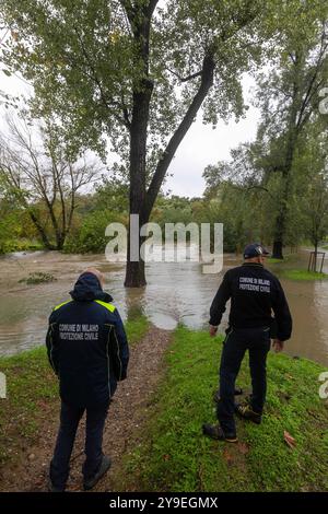 Mailand, Italien. Oktober 2024. IL Fiume Lambro esonda all'interno del Parco Lambro all'altezza di Via Feltre - Milano, Italia - Giovedì, 10 Ottobre 2024 (Foto Stefano Porta/LaPresse) der Fluss Lambro überfließt im Lambro Park in der Via Feltre - Mailand, Italien - Donnerstag, 10. Oktober 2024 (Foto Stefano Porta/LaPresse) Credit: LaPresse/Alamy Live News Stockfoto