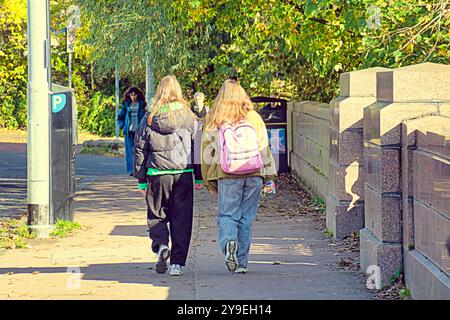 Glasgow, Schottland, Großbritannien. Oktober 2024. Wetter in Großbritannien: Trocken wie der Herbst die Bäume in der städtischen Landschaft im grünen, wohlhabenden Westende der Stadtkönigin margaret Drive Golden färbt. Credit Gerard Ferry/Alamy Live News Stockfoto