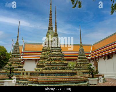 Wat Pho, auch Wat Po, ist ein buddhistischer Tempelkomplex im Bezirk Phra Nakhon in Bangkok, Thailand. Auch bekannt als Tempel des liegenden Buddha, ist sein offizieller Name Wat Phra Chetuphon Wimon Mangkhalaram Rajwaramahawihan. Stockfoto