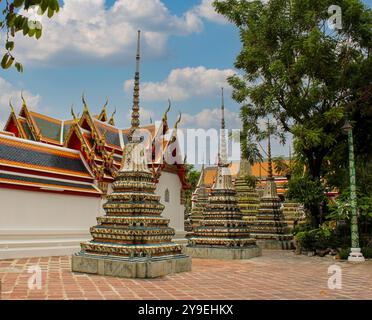 Wat Pho, auch Wat Po, ist ein buddhistischer Tempelkomplex im Bezirk Phra Nakhon in Bangkok, Thailand. Auch bekannt als Tempel des liegenden Buddha, ist sein offizieller Name Wat Phra Chetuphon Wimon Mangkhalaram Rajwaramahawihan. Stockfoto