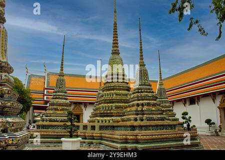 Wat Pho, auch Wat Po, ist ein buddhistischer Tempelkomplex im Bezirk Phra Nakhon in Bangkok, Thailand. Auch bekannt als Tempel des liegenden Buddha, ist sein offizieller Name Wat Phra Chetuphon Wimon Mangkhalaram Rajwaramahawihan. Stockfoto