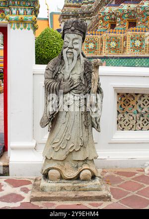 Wat Pho, auch Wat Po, ist ein buddhistischer Tempelkomplex im Bezirk Phra Nakhon in Bangkok, Thailand. Auch bekannt als Tempel des liegenden Buddha, ist sein offizieller Name Wat Phra Chetuphon Wimon Mangkhalaram Rajwaramahawihan. Chinesische Statue eines Kriegers, der das Tor des liegenden Buddha bewacht. Stockfoto