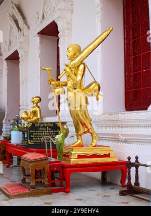 Bangkok. Wat Mahathat Yuwaratrangsarit, ein buddhistischer Tempel. Statue von Phra Sivali, ein weithin verehrter Arhat unter Theravada Buddhisten. Er ist der Schutzpatron der Reise und soll Unglück wie Feuer oder Diebstahl zu Hause abwehren. Sivali wird typischerweise stehend dargestellt und hält einen Gehstock, eine Almosenschale und einen buddhistischen Rosenkranz. Stockfoto