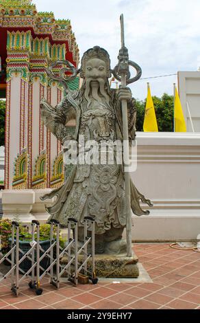 Wat Pho, auch Wat Po, ist ein buddhistischer Tempelkomplex im Bezirk Phra Nakhon in Bangkok, Thailand. Auch bekannt als Tempel des liegenden Buddha, ist sein offizieller Name Wat Phra Chetuphon Wimon Mangkhalaram Rajwaramahawihan. Chinesische Statue eines Kriegers, der das Tor des liegenden Buddha bewacht. Stockfoto