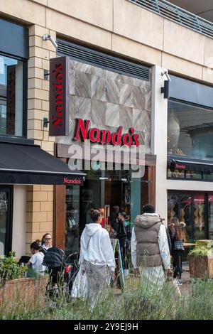 Nando's Restaurant mit Leuten draußen, Reading, Berkshire, England, Großbritannien Stockfoto