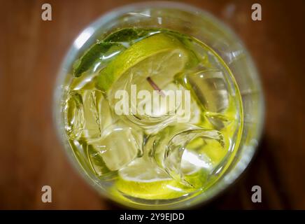 Mojito-Cocktail mit Eis, Minze und Zitrone aus nächster Nähe. Stockfoto