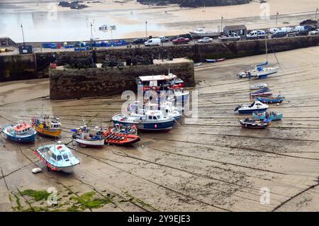Fischerboote legen bei Low Tide im Hafen von Newquay am Southwest Coastal Path in North Cornwall, England, Großbritannien an Stockfoto