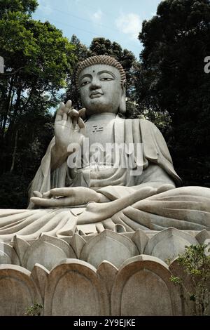 Riesige Buddha-Statue aus Stein im Tempel der Chin Swee Caves in Genting Highlands Malaysia Stockfoto