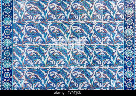 Vintage-Keramikfliesen, Dekor aus İznik Rustem Pasa Moschee in Istanbul, Türkei. Stockfoto