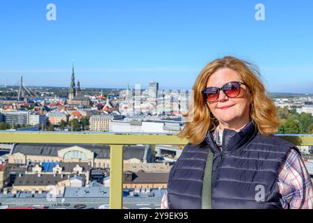 Touristen an der Lettischen Akademie der Wissenschaften, die DeckRiga besichtigen Stockfoto