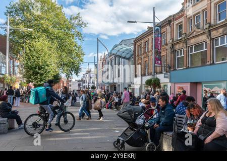 Leute, die an einem geschäftigen Samstag in der Broad Street im Stadtzentrum von Reading, Berkshire, England, Großbritannien, einkaufen Stockfoto