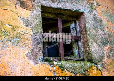 Kleines offenes Fenster mit eisernem Kreuz in der Nähe von Sestri Levante, Genua, Italien Stockfoto