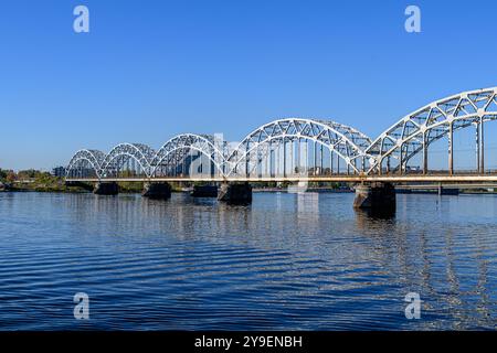 Rigaer Eisenbahnbrücke (dzelzceļa kippt) ruhig Stockfoto