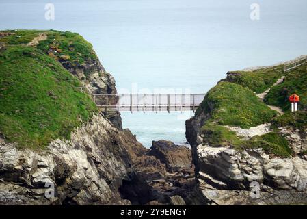 Holzsteg zum Trevelgue Head auf Porth Island am Porth Beach in der Nähe von Newquay am Southwest Coastal Path, North Cornwall, England, Großbritannien Stockfoto