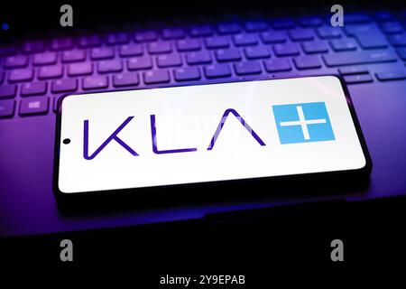 September 2024, Paraguay. In dieser Abbildung wird das Logo der KLA Corporation auf einem Smartphone-Bildschirm angezeigt Stockfoto