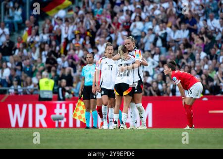 Elisa Senß (Deutschland, Nr. 20), Felicitas Rauch (Deutschland, Nr. 17), Lea Schueller (Deutschland, #07) jubeln ueber den Sieg, GER, Deutschland (GER) vs Oesterreich (AUT), DFB Frauen Nationalmannschaft, UEFA Frauen Fussball Frauen Euro 2025 Qualifikation, 6. Spieltag, 16.07.2024 Foto: Eibner-Pressefoto/Michael Memmler Stockfoto