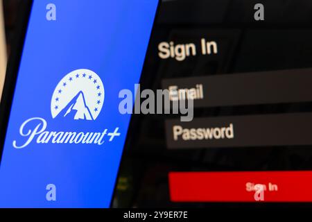 14. Juli 2024, Paraguay. In dieser Fotoabbildung wird das Paramount Plus-Logo auf einem Smartphone-Bildschirm neben einem Anmeldebildschirm mit E-Mail, Stockfoto