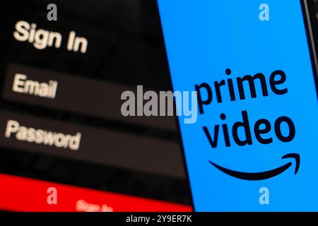 14. Juli 2024, Paraguay. In dieser Fotoabbildung wird das Amazon Prime Video-Logo auf einem Smartphone-Bildschirm neben einem Anmeldebildschirm mit ema angezeigt Stockfoto