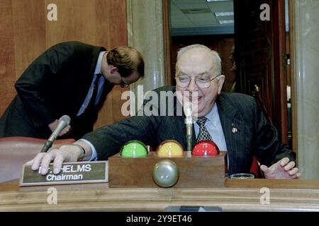 U. Der Senator und Vorsitzende des Senatsausschusses für auswärtige Beziehungen, Jesse Helms, R-NC, platziert sein Namensschild, nachdem er am 7. Oktober 1999 in Washington, D.C. angekommen ist Stockfoto