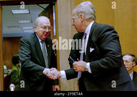 Der Vorsitzende, Senator Jesse Helms, R-NC, links, grüßt Senator Joe Biden, D-DE, vor dem Beginn der Anhörung des Senat Foreign Relations Committee on the Comprehensive Nuclear Test Ban Treaty on Capitol Hill, 7. Oktober 1999 in Washington, D.C. Stockfoto