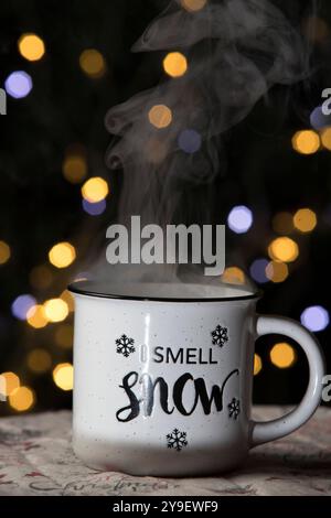 Winterbecher, ich rieche Schnee. Bokeh-Weihnachtsbaum. Weihnachten Hintergrund Stockfoto