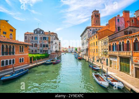 Stadtbild von Venedig, Kanal in Cannaregio und Kirche San Geremia. Region Veneto, Italien Stockfoto