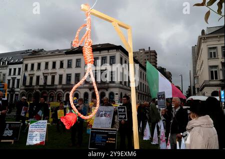 Brüssel, Belgien Oktober 2024. Nicolas Landemard/Le Pictorium - Zusammenkunft von Mitgliedern der iranischen Gemeinschaft - 10/10/2024 - Belgien/Brüssel/Brüssel - am 10. Oktober dieses Jahres versammelten sich im Rahmen des Welttages gegen die Todesstrafe rund 50 Mitglieder der iranischen Gemeinschaft in Belgien und der CNR einen Steinwurf vom Europäischen Parlament, um die Politik der Kapitalexekutionen im Iran anzuprangern. Quelle: LE PICTORIUM/Alamy Live News Stockfoto