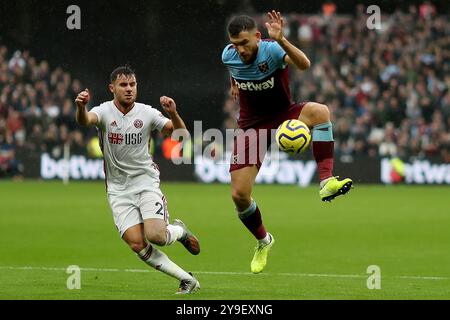 26. Oktober 2019; London Stadium, London, England; englischer Premier League Football, West Ham United gegen Sheffield United; Robert Snodgrass aus West Ham United unter Druck von George Baldock aus Sheffield United – ausschließlich redaktionelle Verwendung. Keine Verwendung mit nicht autorisierten Audio-, Video-, Daten-, Spiellisten-, Club-/League-Logos oder Live-Services. Online-in-Match-Nutzung auf 120 Bilder beschränkt, keine Videtemulation. Keine Verwendung bei Wetten, Spielen oder Publikationen für einzelne Clubs/Liga/Spieler Stockfoto