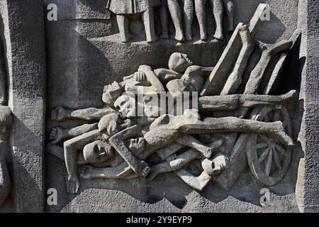 KZ Buchenwald DEU, Deutschland, Weimar, Thüringen, Thüringen, Thüringen, 29.07.2024 Stele mit Szene mit Symbol Opfer und Toten geschaffen von den Bildhauern Hans Kies , Rene Graetz und Waldemar Grimek an der Gedenkstaette vom ehemaligen Konzentrationslager KZ Buchenwald bei Weimar im Freistaat Thüringen Deutschland . Die heutige nationale Mahn- und Gedenkstaette auf dem einst eines der groessten Konzentrationslager auf deutschem Boden war zwischen 1937 und 1945 auf dem Ettersberg als Haftstaette zur Zwangsarbeit betrieben. Insgesamt waren in diesem Zeitraum etwa 277,800 Stockfoto