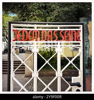 KZ Buchenwald DEU, Deutschland, Weimar, Thüringen, Thüringen, Thüringen, 29.07.2024 Originalgetreue Kopie von 2009 mit Zynischer Schrift JEDEM das SEINE gestaltet von Franz ehrlich 1938 eingearbeitet in der Pforte vom Torgebaeude am Hauptwachtturm und Haupteingang auf der Gedenkstaette vom ehemaligen Konzentrationslager KZ Buchenwald bei Weimar im Freistaat Thüringen Deutschland. Die heutige nationale Mahn- und Gedenkstaette auf dem einst eines der groessten Konzentrationslager auf deutschem Boden war zwischen 1937 und 1945 auf dem Ettersberg als Haftstaette zur Zwangsa Stockfoto