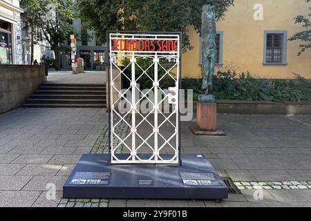 KZ Buchenwald DEU, Deutschland, Weimar, Thüringen, Thüringen, Thüringen, 29.07.2024 Originalgetreue Kopie von 2009 mit Zynischer Schrift JEDEM das SEINE gestaltet von Franz ehrlich 1938 eingearbeitet in der Pforte vom Torgebaeude am Hauptwachtturm und Haupteingang auf der Gedenkstaette vom ehemaligen Konzentrationslager KZ Buchenwald bei Weimar im Freistaat Thüringen Deutschland. Die heutige nationale Mahn- und Gedenkstaette auf dem einst eines der groessten Konzentrationslager auf deutschem Boden war zwischen 1937 und 1945 auf dem Ettersberg als Haftstaette zur Zwangsa Stockfoto