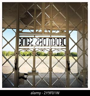 KZ Buchenwald DEU, Deutschland, Weimar, Thüringen, Thüringen, Thüringen, 29.07.2024 Zynische Schrift JEDEM das SEINE eingearbeitet in der Pforte vom Torgebaeude am Hauptwachtturm und Haupteingang auf der Gedenkstaette vom ehemaligen Konzentrationslager KZ Buchenwald bei Weimar im Freistaat Thüringen Deutschland. Die heutige nationale Mahn- und Gedenkstaette auf dem einst eines der groessten Konzentrationslager auf deutschem Boden war zwischen 1937 und 1945 auf dem Ettersberg als Haftstaette zur Zwangsarbeit betrieben. Insgesamt waren in diesem Zeitraum etwa 277,800 Mens Stockfoto