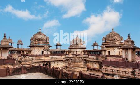 Wunderschöne Gumbazs von Jahangir mahal. Jahangir Mahal, Orchha, ist ein Palast aus der Mogulzeit, der für seine komplizierten Schnitzereien und die Architektur aus rotem Sandstein bekannt ist. Stockfoto