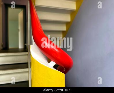 Bauhaus Dessau DEU, Deutschland, Dessau, Sachsen-Anhalt, 28.07.2024 Detail Armlauf und Treppe im Treppenhaus in der Meisterhaussiedlung Meisterhaus Haus Kandinsky Klee im Architekturstil der 1920er Jahre nach Entwuerfen von Walter Gropius in Dessau Sachsen-Anhalt Deutschland . Das Bauhaus Dessau war eine beruehmte Kunst-, Design- und Architekturschule der Klassischen Moderne von 1919 bis 1932. Die Siedlung der Meisterhäuser gehoert zu den wichtigsten Werken der modernen Architektur der Zwischenkriegszeit. de: Detail der Treppe im Treppenhaus im Meisterhaus von Kandinsky K Stockfoto