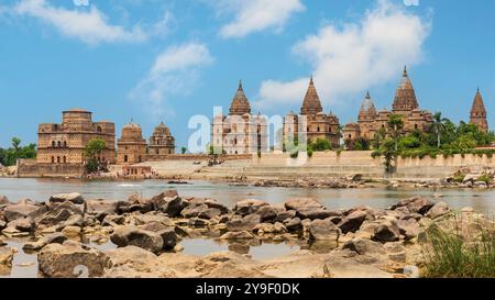 Wunderbarer Chhatris von Orchha. Die Chhatris von Orchha sind eine Gruppe kunstvoller Cenotaphen, die zum Gedenken an die Herrscher der Bundela-Dynastie errichtet wurden. Stockfoto