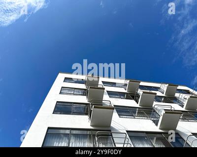 Bauhaus Dessau DEU, Deutschland, Dessau, Sachsen-Anhalt, 28.07.2024 Balkone vom Atelierbau auch Prellerhaus nach dem gleichnamigen Ateliergebaeude genannt hatte 28 Wohnateliers für die Jungmeister und jetzt als Hotel genutzt ist ein Bauhausgebaeude erbaut vom Architekten Walter Gropius 1925 im Architekturstil der 1920er Jahre in Dessau Sachsen-Anhalt Deutschland . Das Bauhaus Dessau war eine beruehmte Kunst-, Design- und Architekturschule der Klassischen Moderne von 1919 bis 1932 en: Balkone des Ateliergebäudes, auch Prellerhaus genannt nach dem gleichnamigen Ateliergebäude Stockfoto