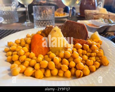 Cocido Madrileño servieren. Madrid, Spanien. Stockfoto